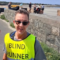 Michael Ellis – Blind Runner Michael Ellis in "blind runner" high viz
